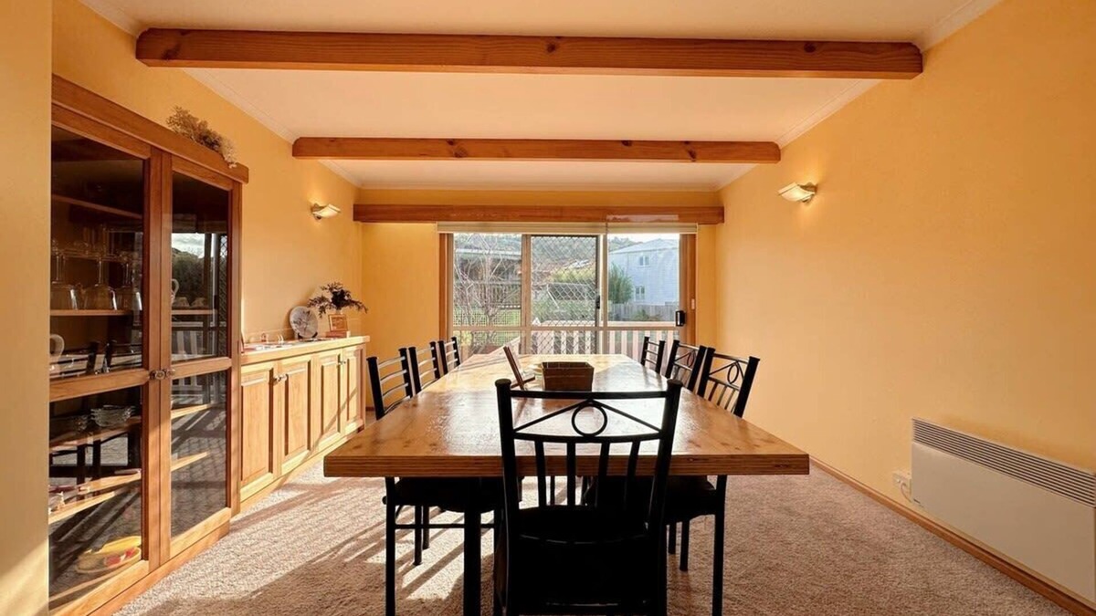 Howrah House | Tranquil Sunlit Retreat close to CBD and Airport