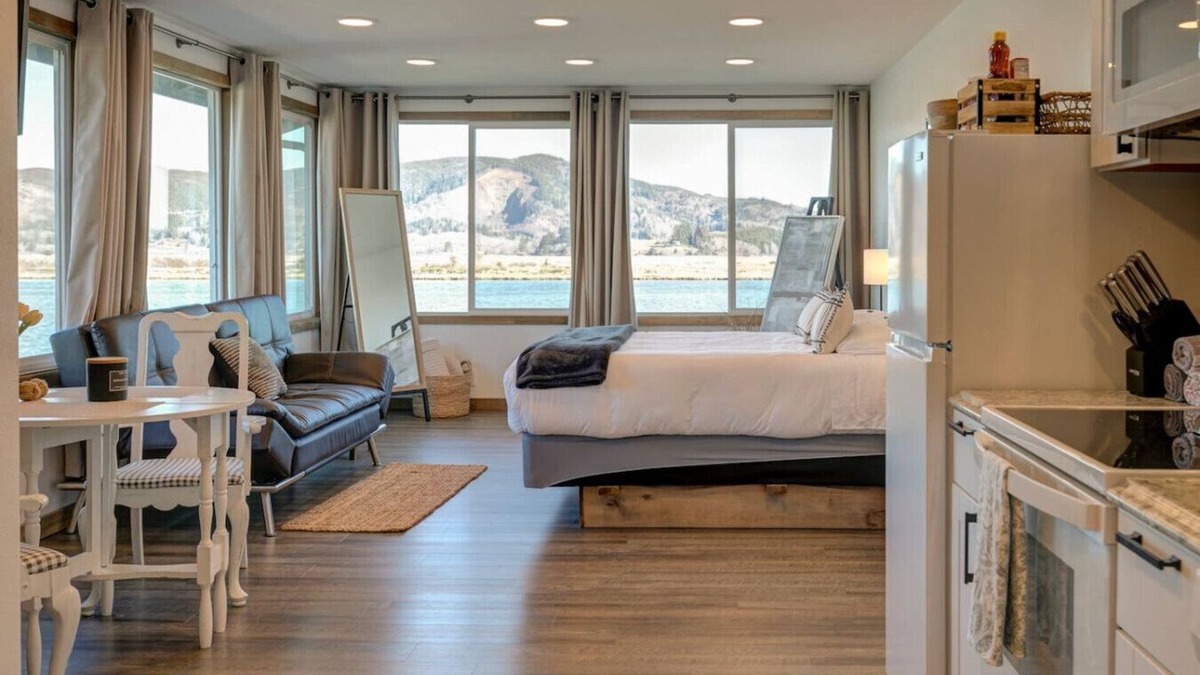 South Bend Apartment | Tranquil Tides - private studio suite on river
