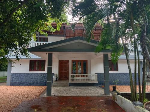 Kuttattukulam Villa | Tranquil Villa by River Peaceful stay by Homeyhuts