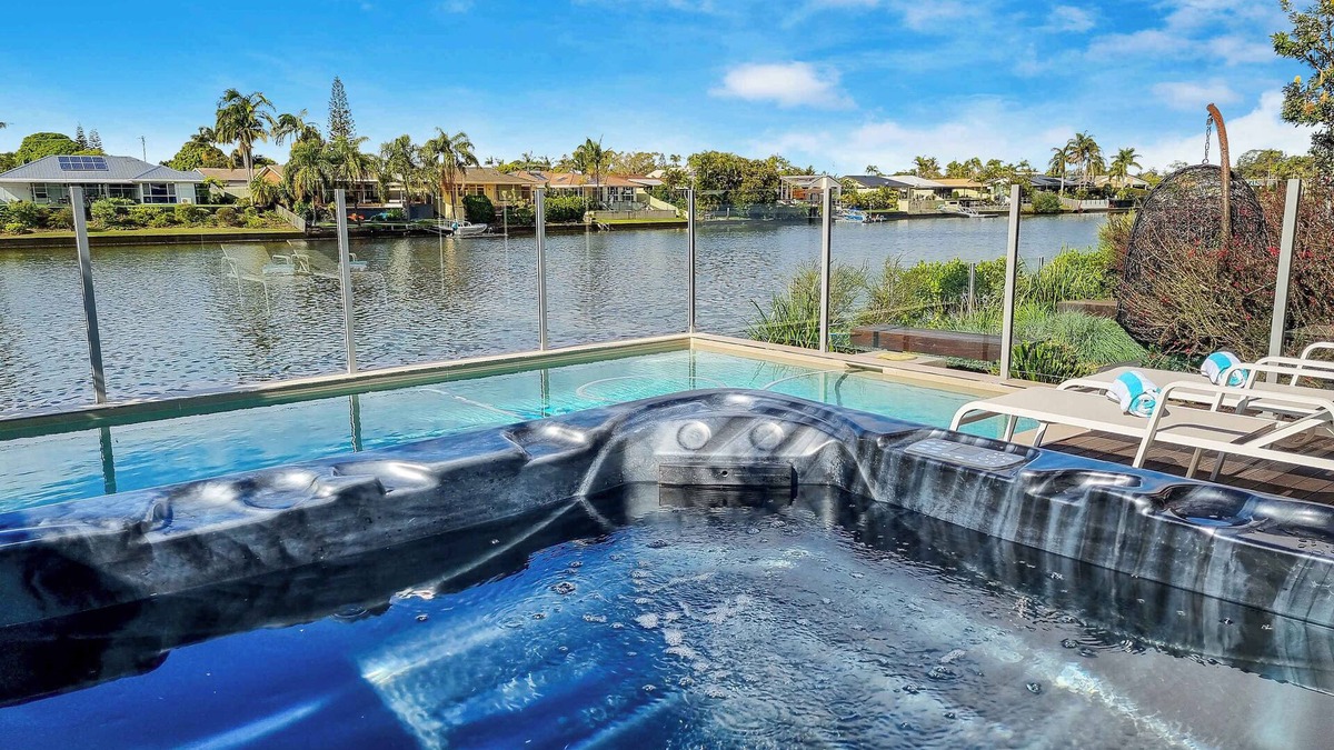 Birtinya House | Tranquil Waterfront Paradise|Spa|Pool|Canal Views