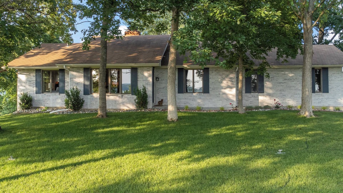 Warsaw House | Tranquil Wooded Retreat Overlooking Truman Lake only 2 minutes from Warsaw, MO