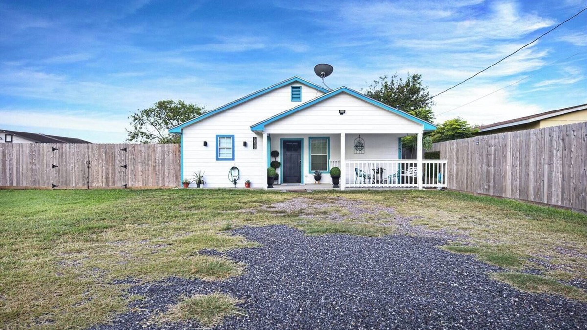 South Side House | Tranquility Cottage: Charming 2BR Corpus Christi retreat, central location