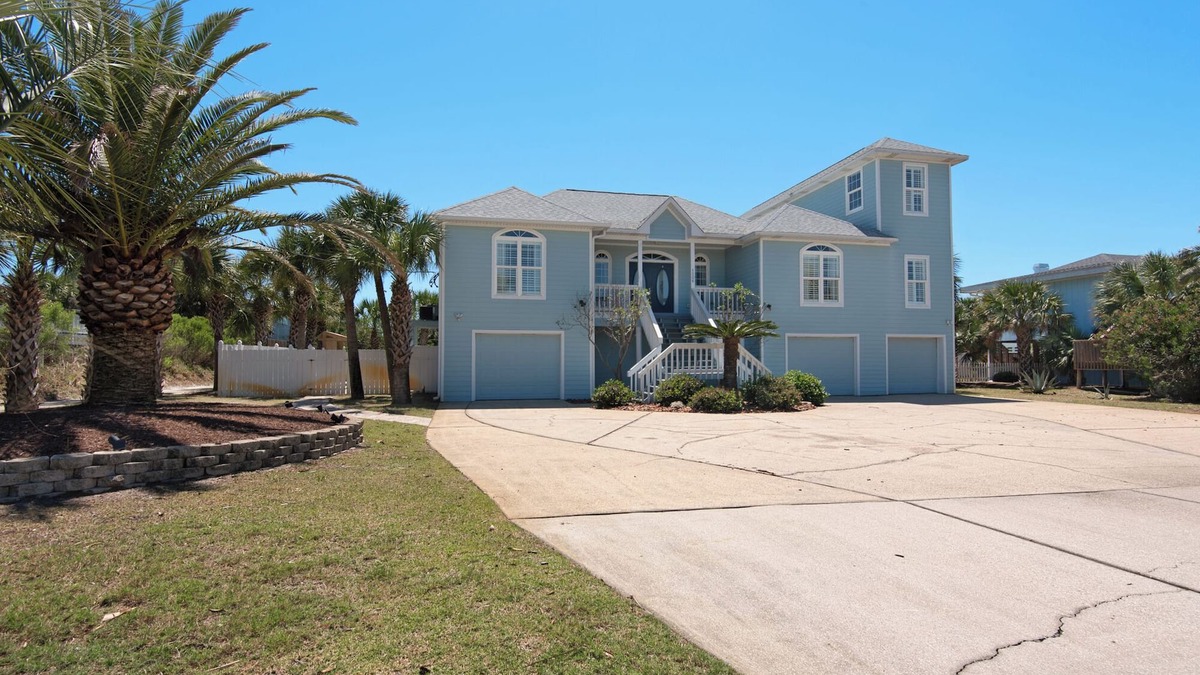 Villa Segunda House | Tranquility 🌴 Huge Pool, Game Room, Sleeps 32, Pet-Friendly, Steps to Beach!