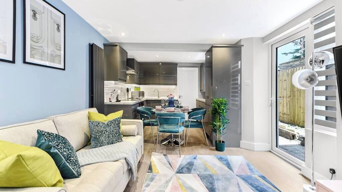 Northumberland Park Apartment | Tranquility in Bloom: Refreshing 2BR Apartment