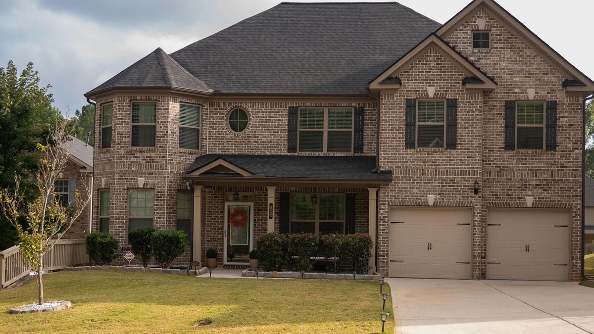Fairburn House | Tranquility with comfort in mind. W Fire-pit & pool table. Proximity to airport