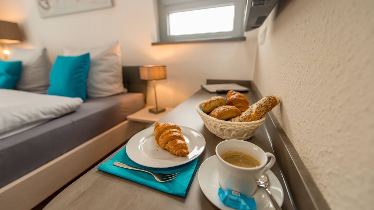 Bensheim Apartment | Travel for people of the heart 1 (-2) persons from 2 nights. Internet & parking free!