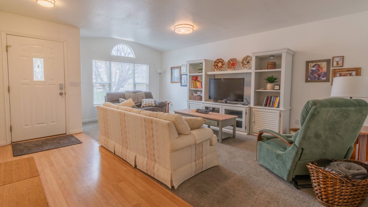 Cedar City House | Traveler's Rest 3 Bedroom Home by RedAwning