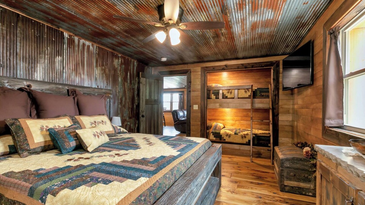 Grandview Plaza Apartment | Traveler Suite – Rustic 2 Bed, 2 Bath Apt