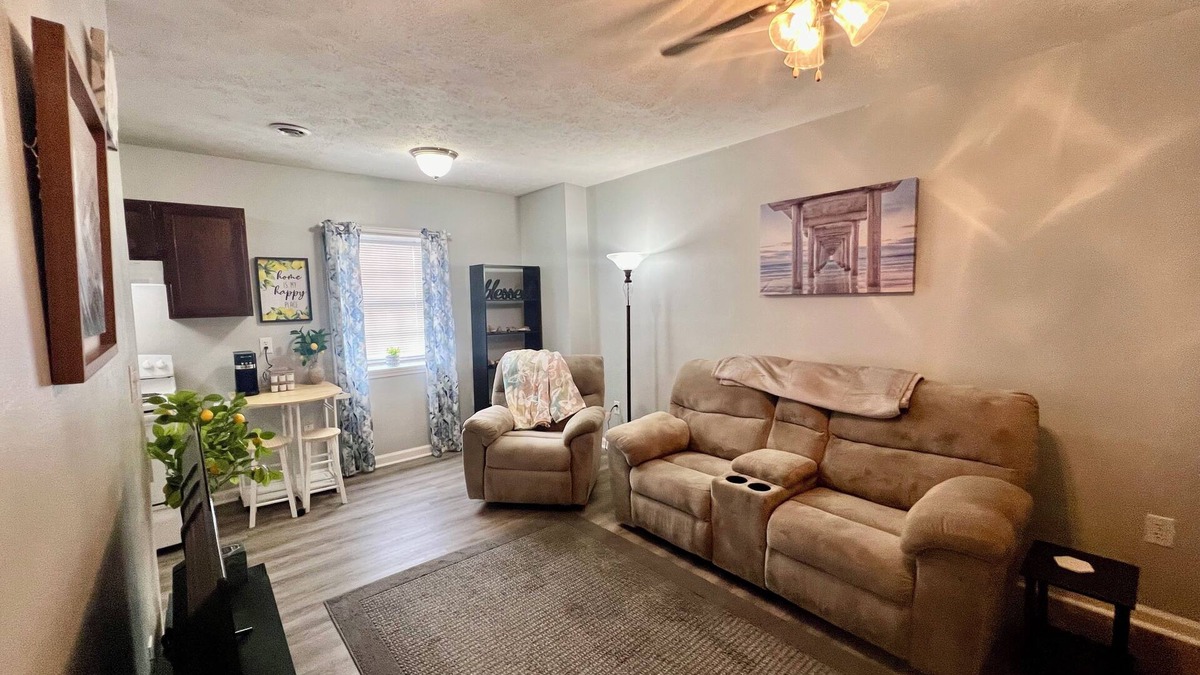 Richmond Apartment | Travelers Cove upstairs 1-bedroom apartment Richmond near EKU with WiFi, AC