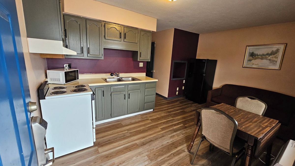Hendron Hotel | Travelers Inn and Suites