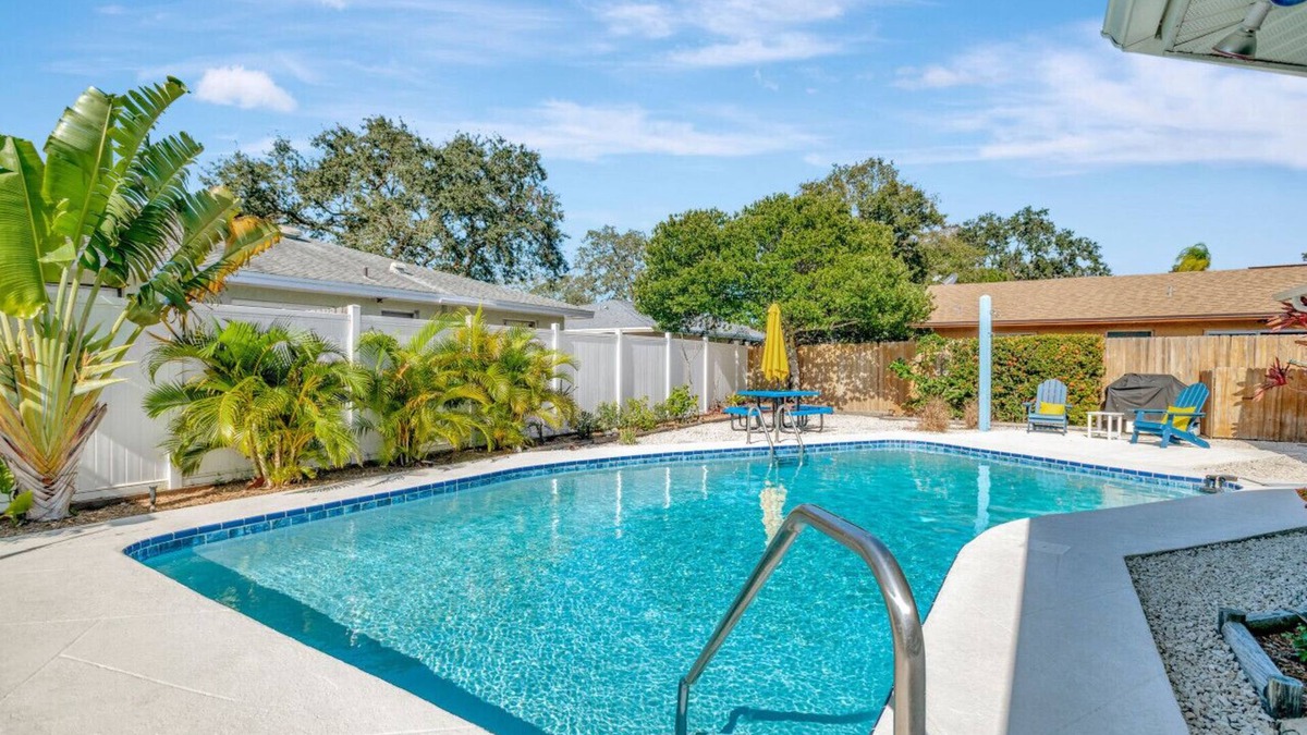 Clearwater House | Travelers Palm Duplex HEATED Pool Smart TVs Netflix