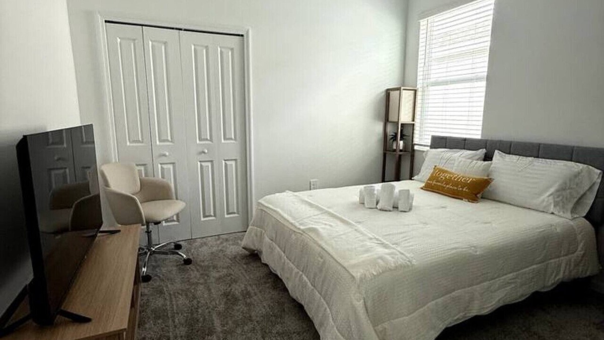 Winter Haven Apartment | Traveling workers 1bed and living space/pets friendly