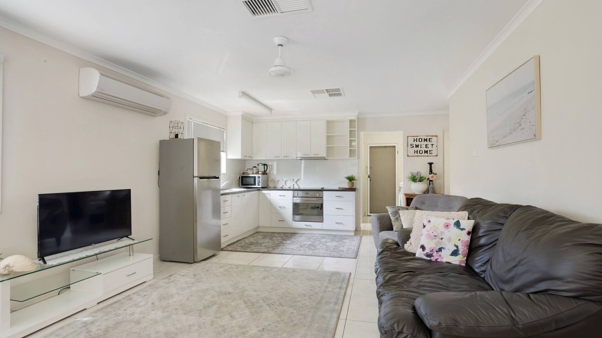 East Mackay Apartment | Traveller's Bliss - 2 Bed Self Contained Unit