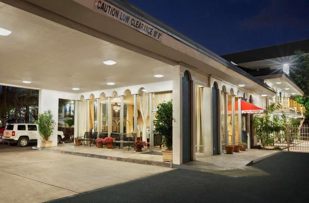 Oleander - Sunset Hotel | Travelodge by Wyndham Bakersfield