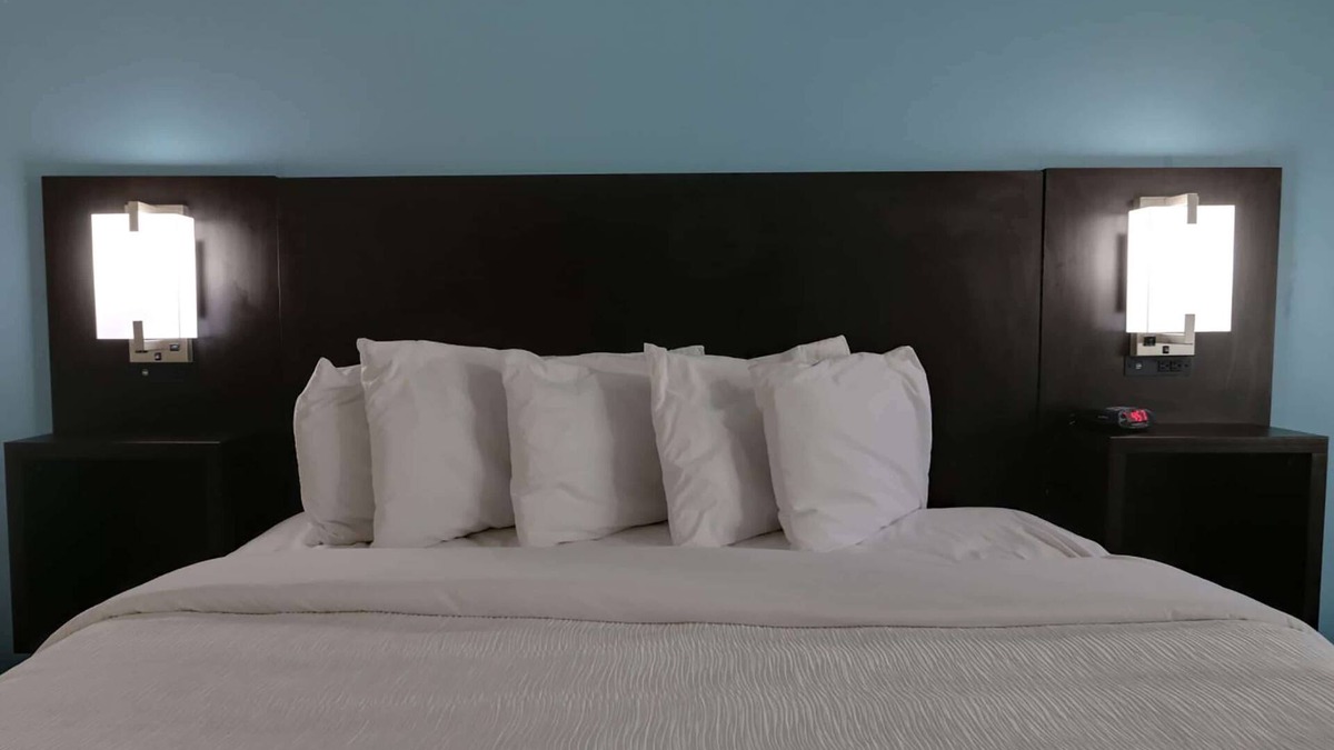 Calhoun Hotel | Travelodge by Wyndham Calhoun South I-75