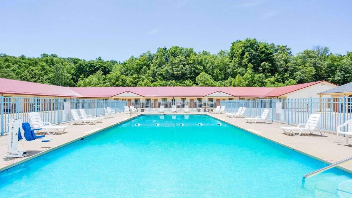 Parkersburg Hotel | Travelodge by Wyndham Parkersburg