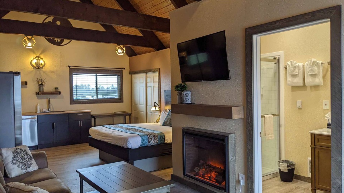 Ocean Shores Hotel | Treasure Chest - Deluxe King Suite with Fireplace, Pet Friendly