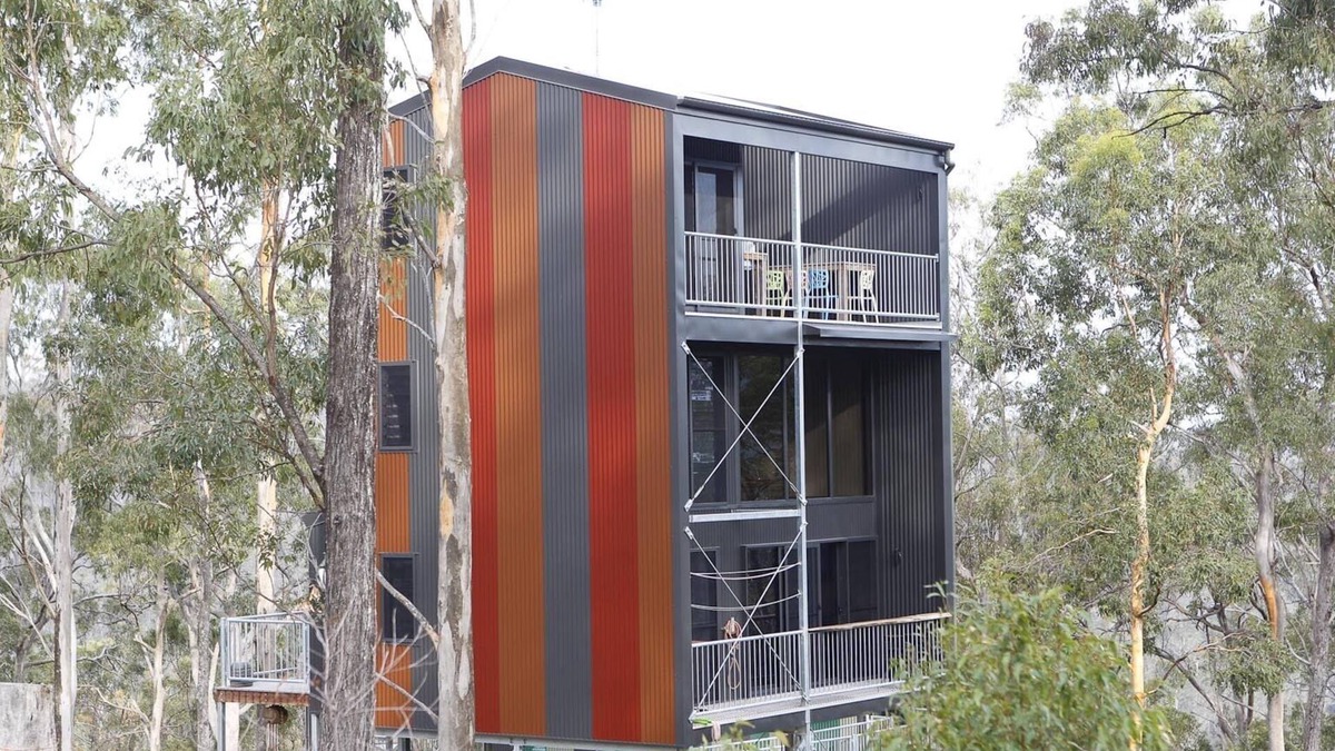 Austinville House | Tree House #4 Red,Private three levelled building with BBQ ,Smart TV, kitchen