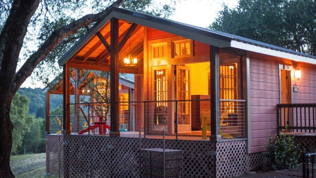 Calistoga Cottage | TREE HOUSE, WITH INDOOR/OUTDOOR SHOWER, PRIVATE DECK, POOL & INFIINITY HOT TUB
