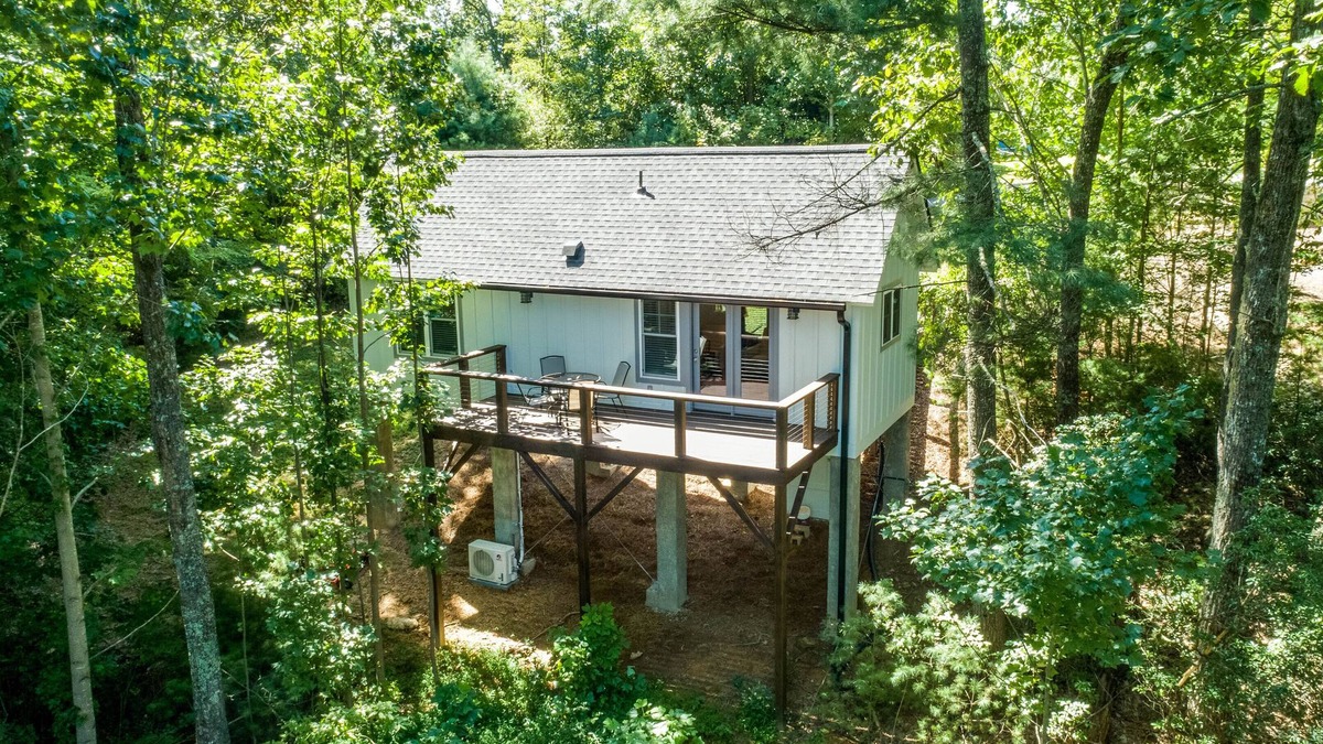 Valley Hill House | Tree-Top 1-Bed Cottage, 3.5 miles to Downtown Hendersonville