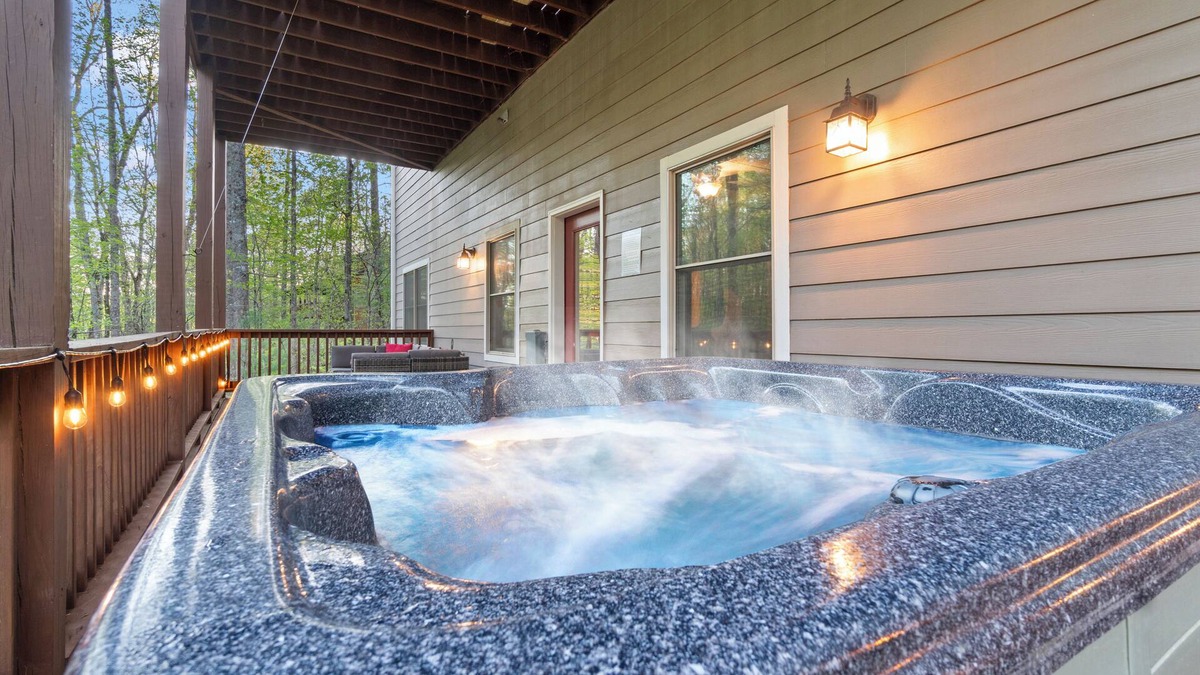 Helen House | Tree Top Haus! Dog Friendly! Relaxing Hot Tub! Cozy Movie Room! & Fun Game Room!