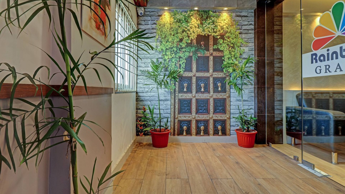 Dwaraka Nagar Hotel | Treebo Rainbow Grand