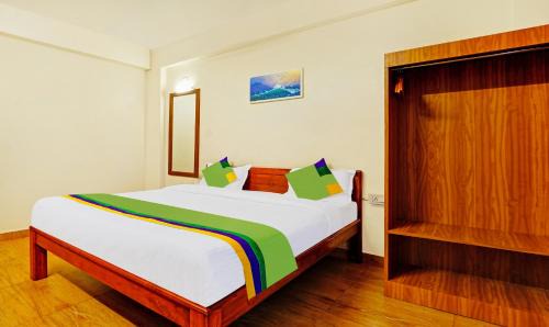 Dapoli Hotel | Treebo SS Residency With Mountain View