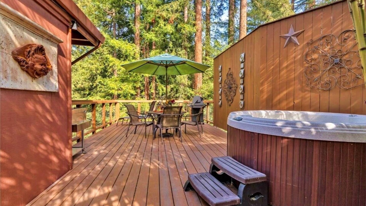 Guerneville House | TreeFort:Warm&FUN Treetop Cabin!Smarthome!OutdoorTV!EV Charger!HtTb,Decks,Pup