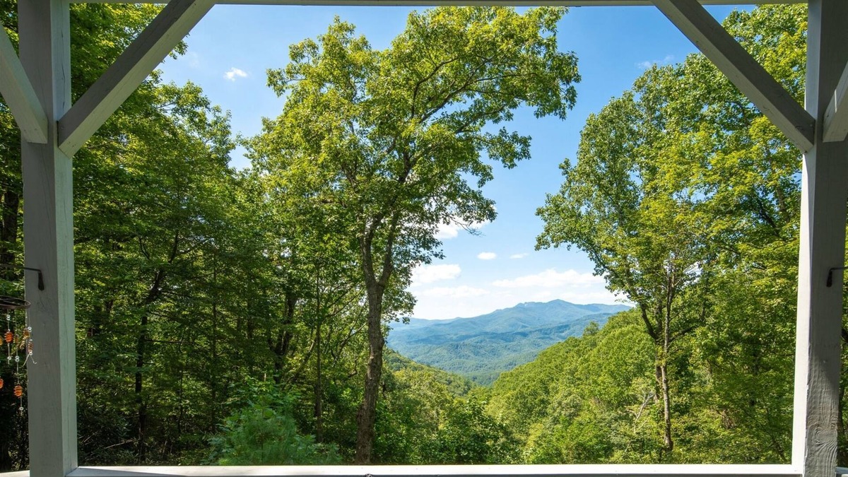 Apple Ridge House | Treehaven 2BR/2.5 BA Upscale Home near Blowing Rock