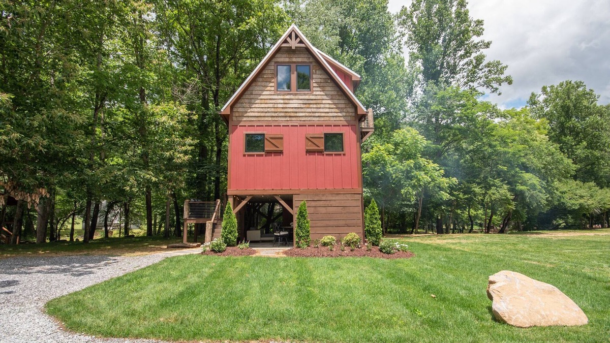 Franklin Cabin | Treehouse, Hot Tub, Creekfront, Starlink Wi-Fi, Firepit