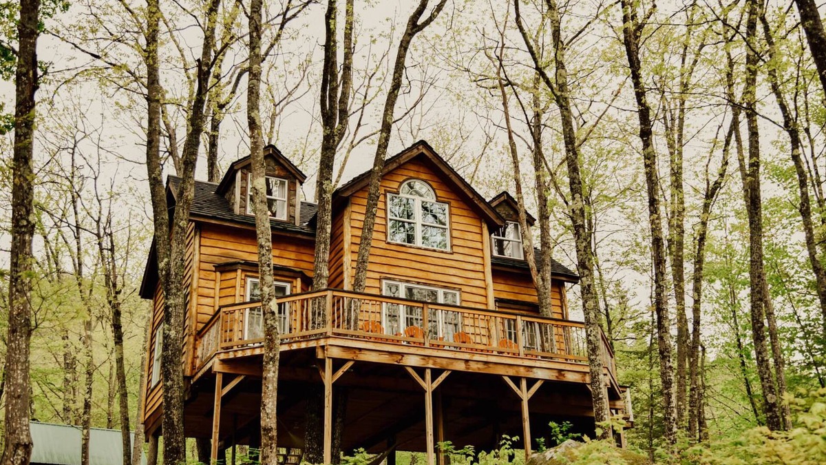 Stoneham House | Treehouse in Maine woods- The Grand Oak