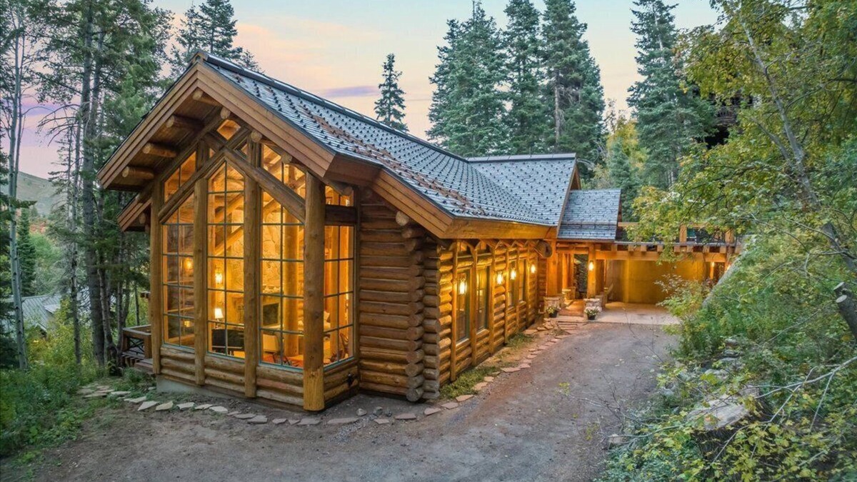 Sundance Cabin | Treehouse Lodge Style 4-Bed Retreat, Sauna, Gourmet Kitchen.