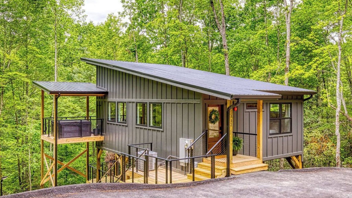 Wears Valley Cabin | Treehouse near Cades Cove W/Hot Tub, Games & large Hammock Deck