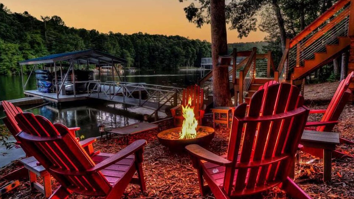 Blairsville Cabin | Treehouse on the Lake - Pet Friendly | Private Dock | Lake Nottely