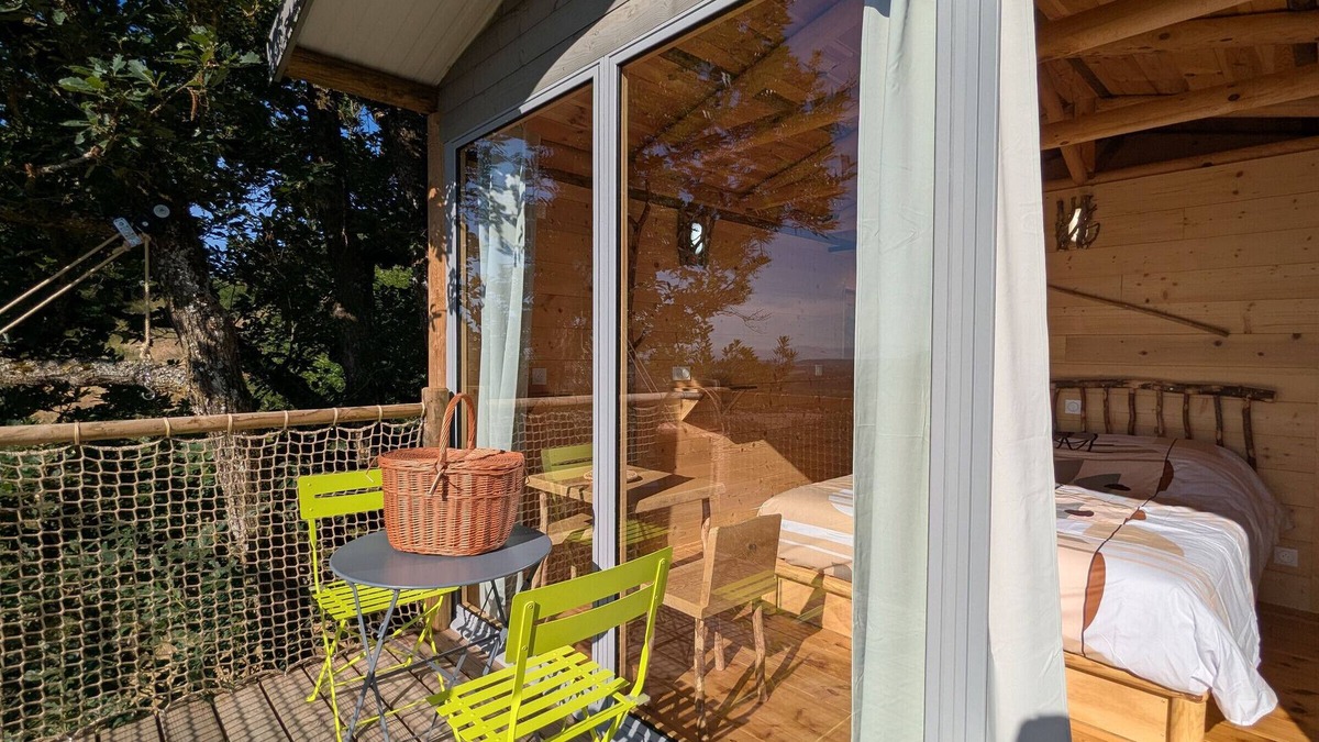 Saint-Paulien Bed & Breakfast | Treehouse retreat with air conditioning in St Paulien