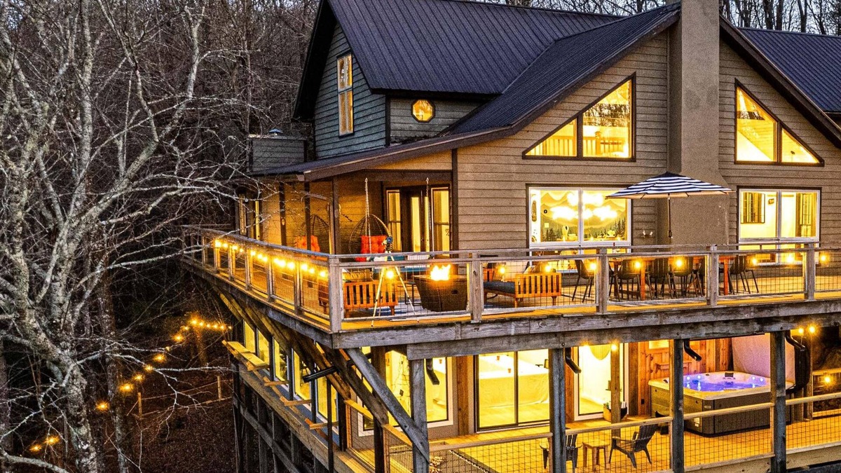 Brevard Cabin | Treetop Lakehouse: Pvt Lake/Sauna/HotTub/Games