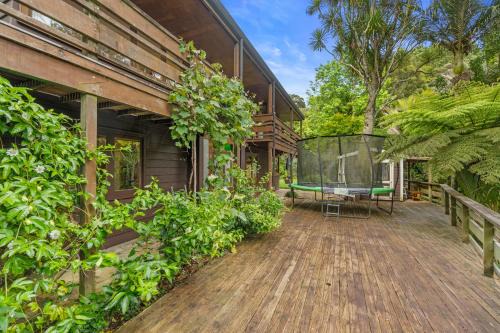 Titirangi House | Treetop Sanctuary - Titirangi Holiday Home