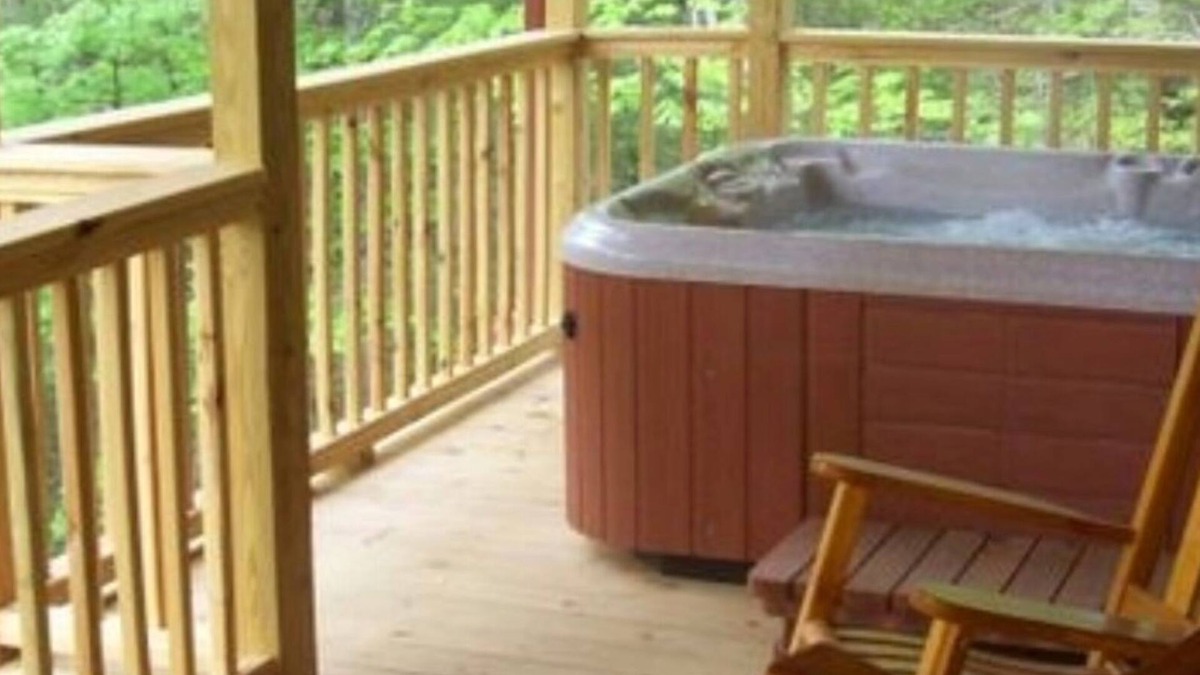 Hendersonville Cabin | Treetops Cabin-Peaceful 1BR 20-Acre Rural Retreat-HotTub-WiFi-Near Asheville