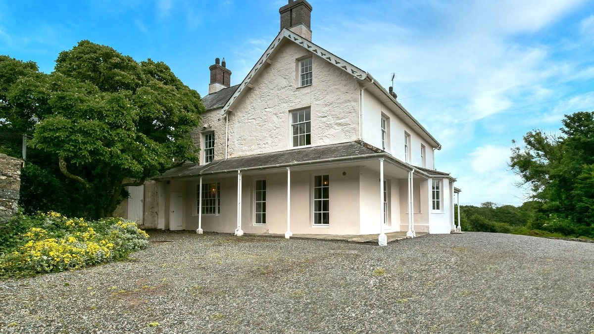 Bodedern Cottage | Treiorwerth - a dog that sleeps 15 guests in 7 bedrooms