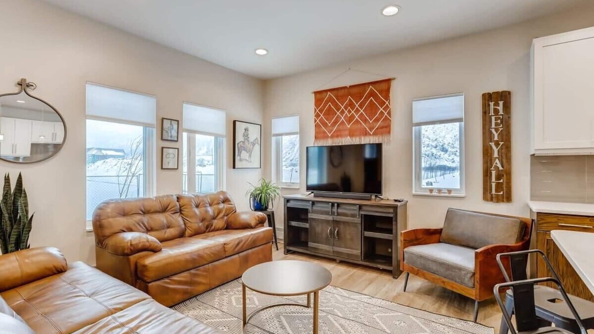 Georgetown House | Trekker Townhome/Mountain Charm/New Floors!