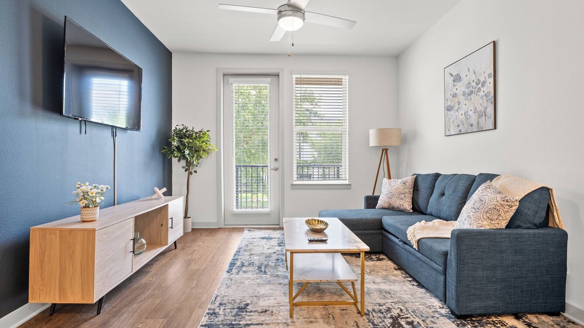 Arlington Apartment | Trendy 1BR Apt/King Bed/Pool/Gym/Clse to Beach