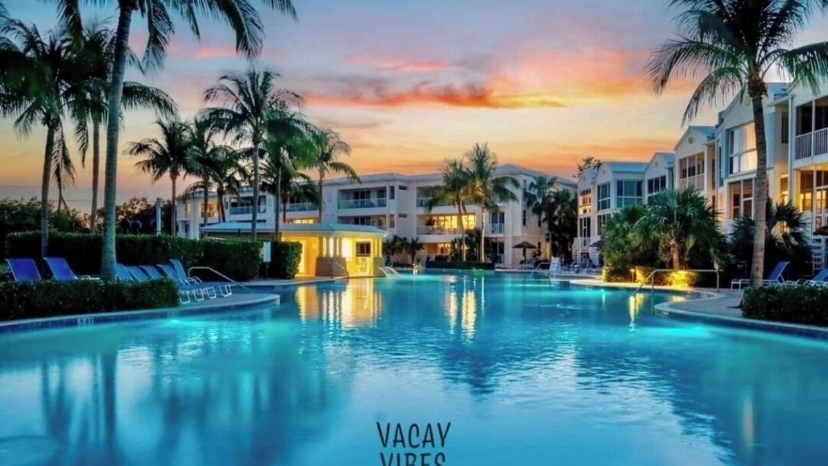 Rock Harbor House | Trendy 4BR Retreat in Key Largo –Pools, Beach, Marina, Coffee Bar, Pickleball