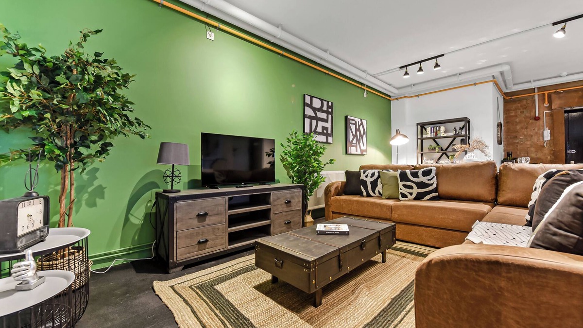 Victoria Apartment | Trendy, Arty, 3BR in Heart of Hipster Hackney!