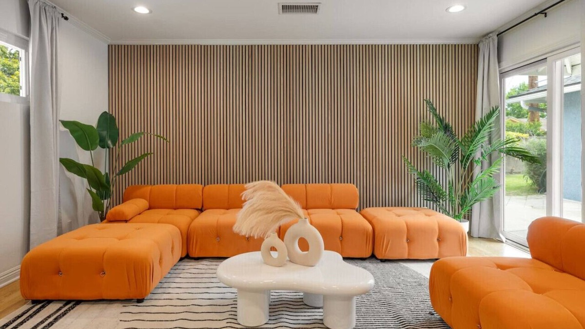 The Plaza House | Trendy Getaway | Hot Tub | 20 mins to Disney