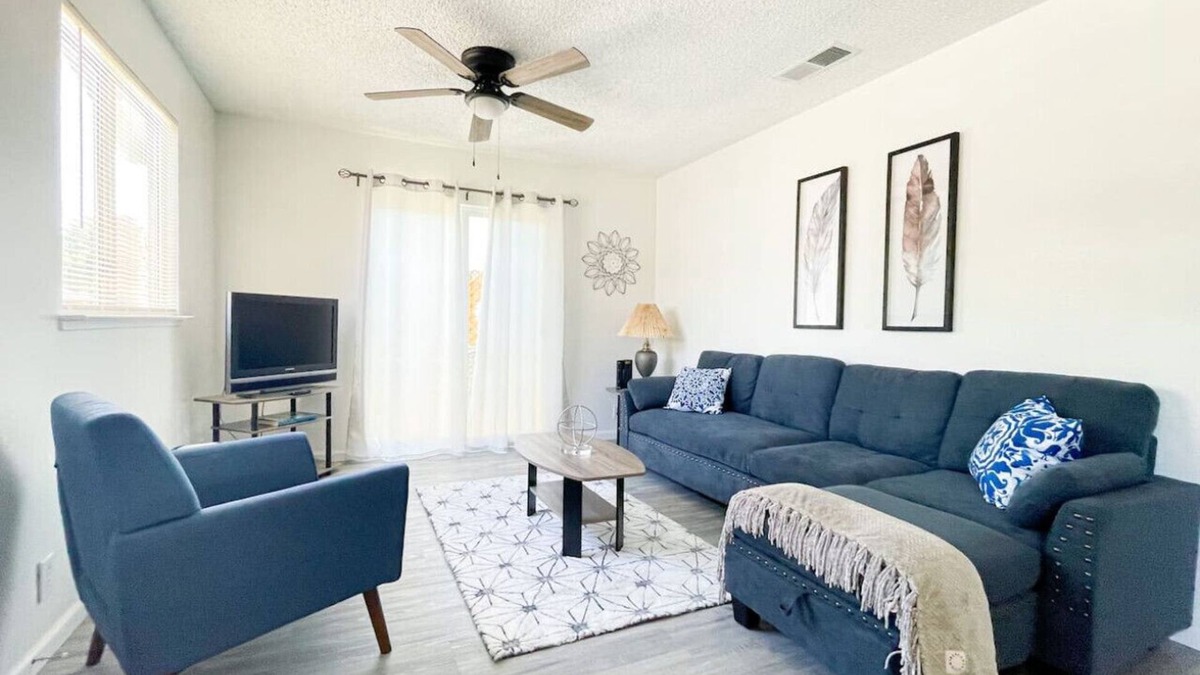 Coalinga Apartment | Trendy Ivy 2-bedroom Apartment near DT Coalinga