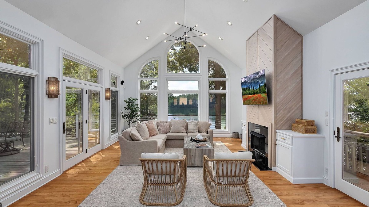 Arley House | Trendy Lakeside Retreat-Screened Bar, Large Dock, Kayaks
