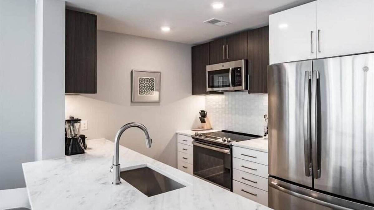 Woodmont Triangle Apartment | Trendy Neighbourhood | Bethesda MD | Near NIH & Metro by GLS