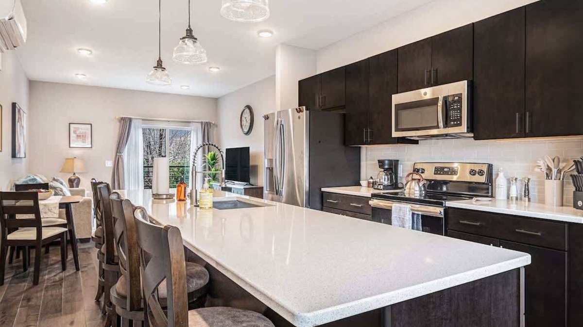 Midtown House | Trendy Townhouse in Midtown Omaha|Rooftop Retreat