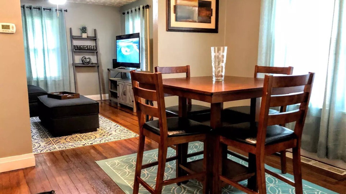 Evansville House | Trendy Two bedroom home centrally located near UE