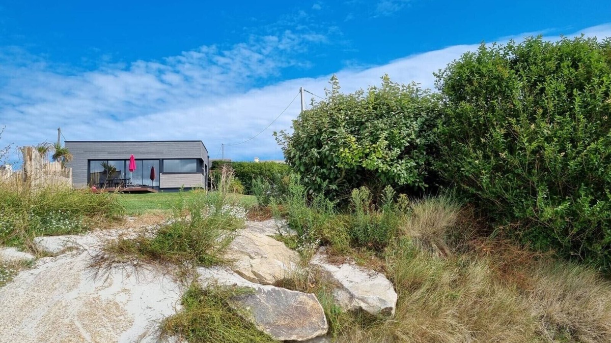Kerlouan House | Tresseny, 5 beds , feet in the water with direct access to the beach .
